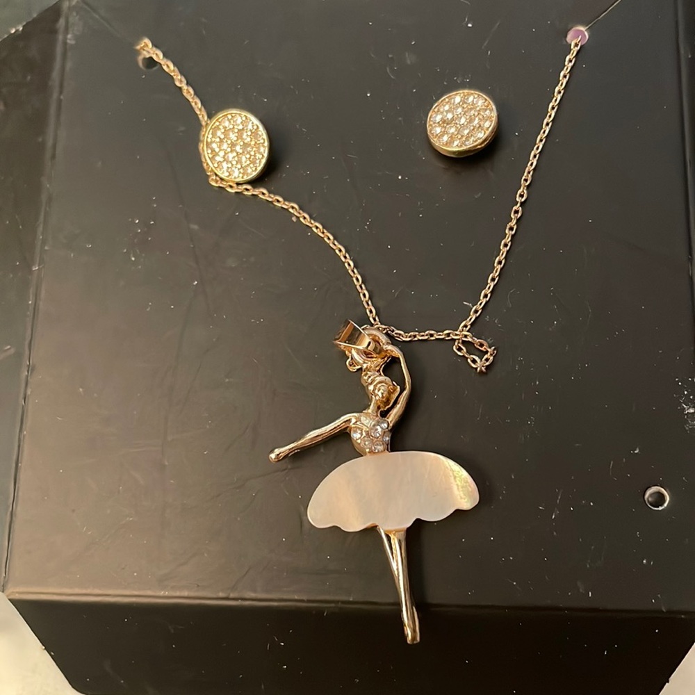 Gold necklace w matching earrings